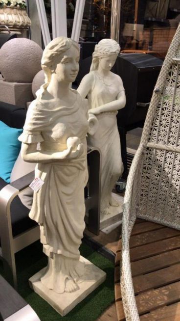 مجسمه فرشته سنگی و زن رومی